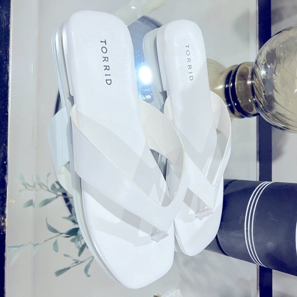 Torrid White Square Toe Thong Sandlal  Flip Flop Faux leather sandals 9.5WW - Picture 7 of 8